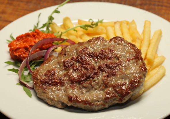 Pljeskavica sa pomfritom (100% junetina)